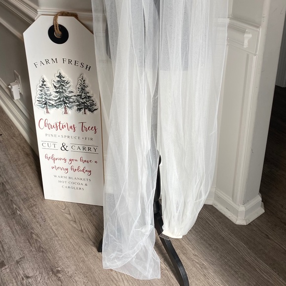 White Wedding Veil Cathedral - Picture 4 of 4